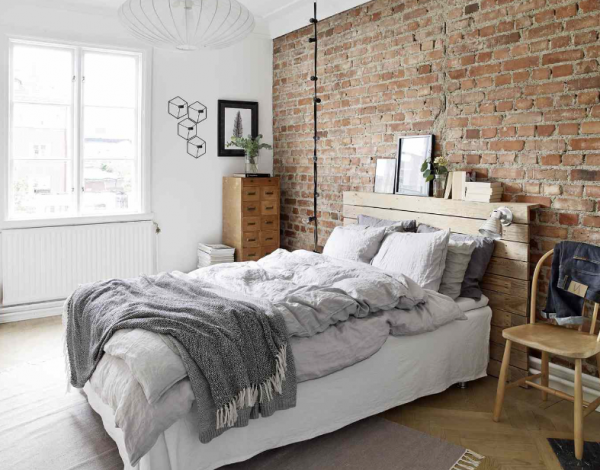 Dinding kamar dengan aksen bata ekspos